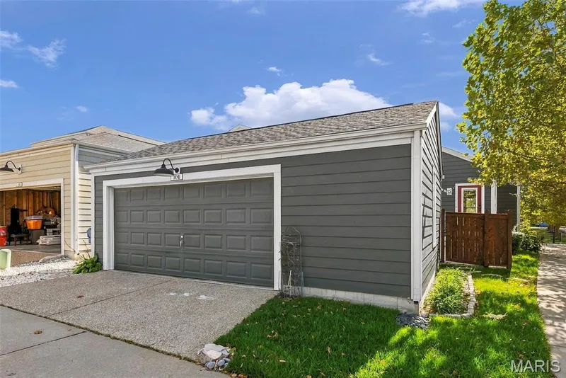 Oversized 2 car garage! — 101 Starry Night Way, St Charles, MO 63301