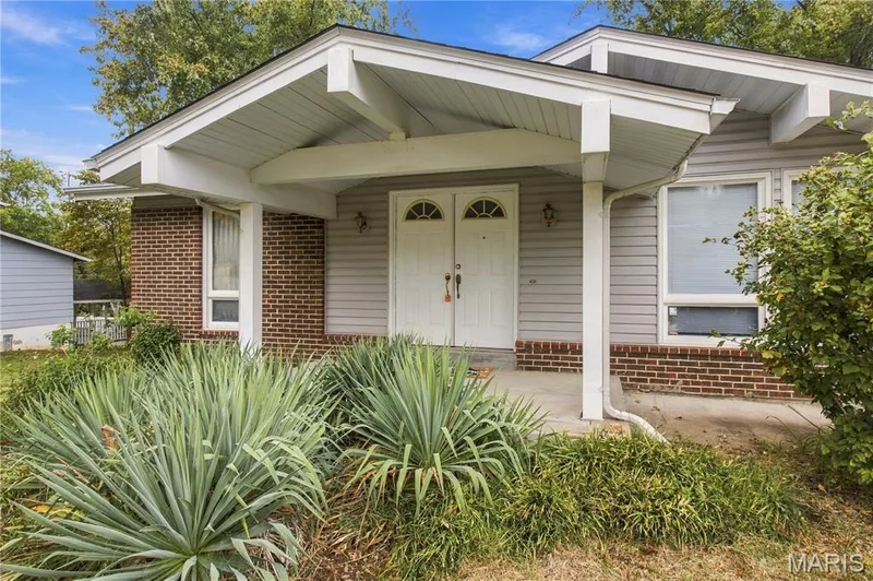 1135 Grand Prix Drive, St Charles, MO 63303 — listing photo 3 of 38