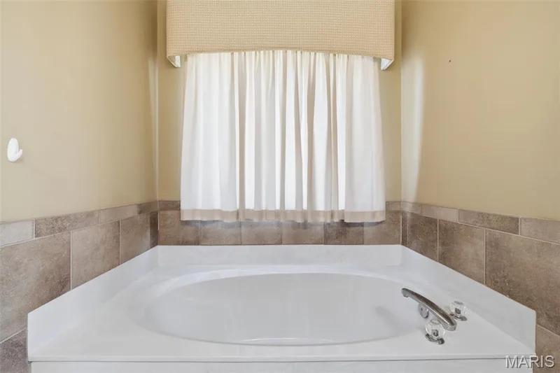 Primary bedroom separate soaking tub. — 1615 Wainscott Court, O'Fallon, MO 63366