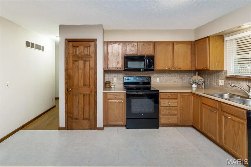 357 Beaver Lake Drive, St Charles, MO 63303 — listing photo 16 of 57