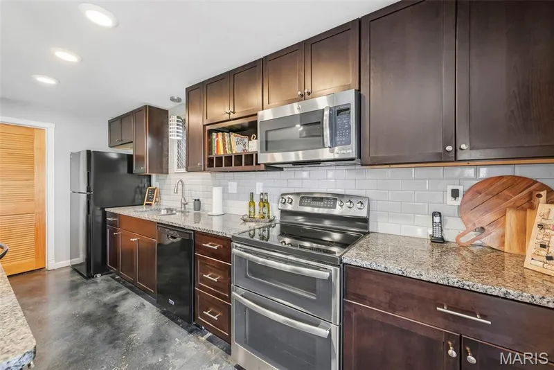 FULL KITCHEN IN BASEMENT!DBL OVEN, DISHWASHER, WINE BAR, MICROWAVE & STOVE! — 1015 Pearview Drive, St Peters, MO 63376