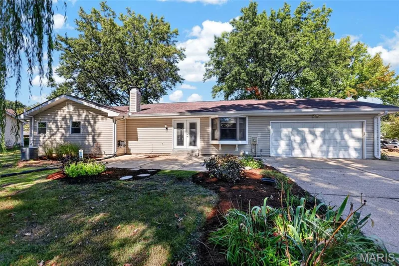 Garage is 26' wide and 32' deep — 17 Savoy Drive, Lake St. Louis, MO 63367