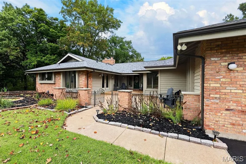 56 Chesterfield Lakes Road, Chesterfield, MO 63005 — listing photo 3 of 59