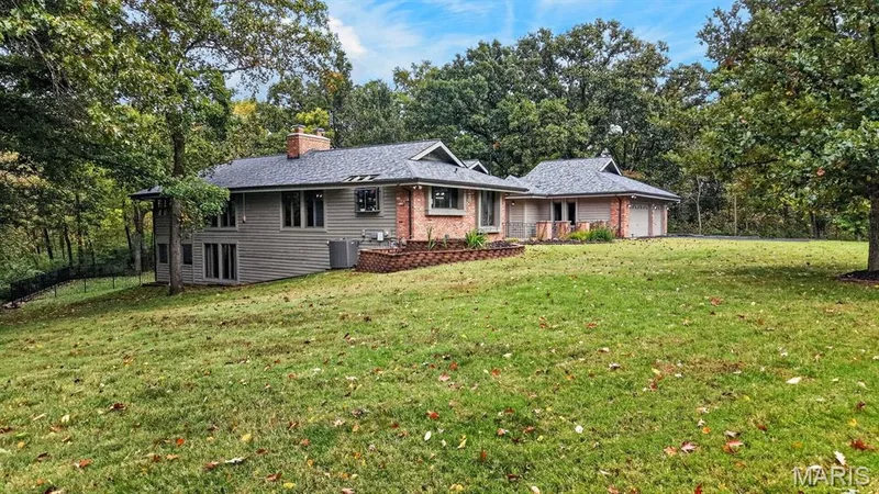 56 Chesterfield Lakes Road, Chesterfield, MO 63005 — listing photo 4 of 59