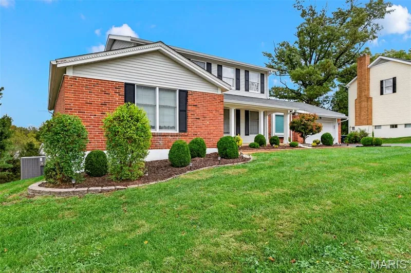 1922 Buckington Drive, Chesterfield, MO 63017 — listing photo 2 of 55