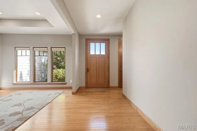 Spacious entry foyer — 117 Trail Creek Court, St Charles, MO 63304
