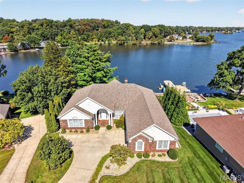 33 Moorings Drive, Lake St. Louis, MO 63367 — listing photo 4 of 40