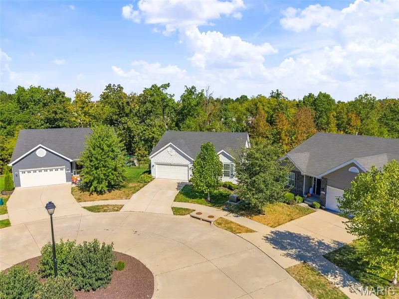 424 Cozy Pines Drive, Lake St. Louis, MO 63367 — listing photo 2 of 54