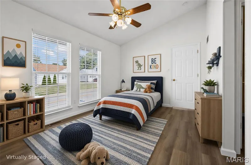 Vaulted ceiling with an attached ceiling fan, dual large windows, wood-finish flooring, and a paneled interior door — 2006 Chapel Hill Crossing, St Peters, MO 63376