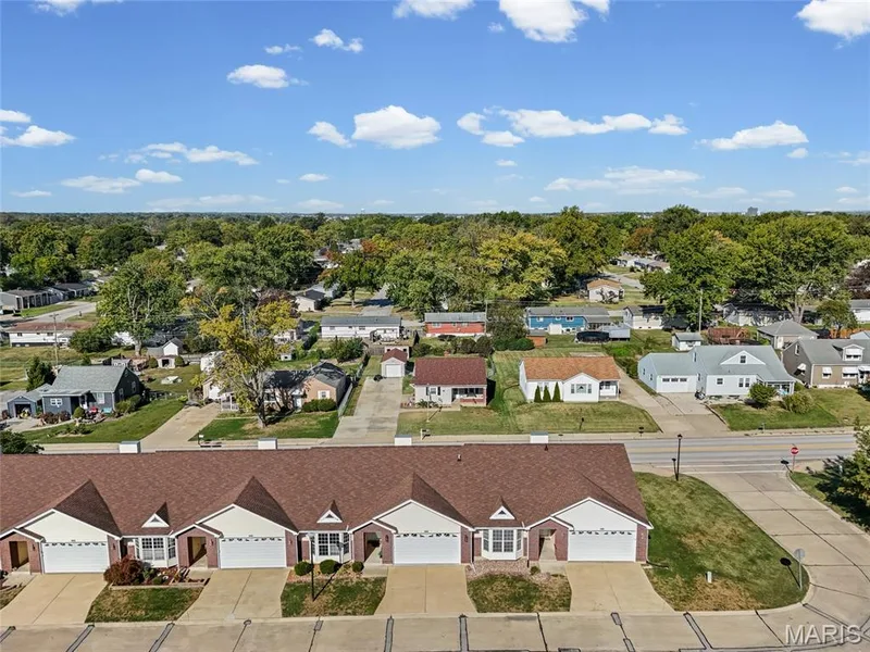 Townhome development featuring multiple units with attached garages and individual driveways — 2006 Chapel Hill Crossing, St Peters, MO 63376