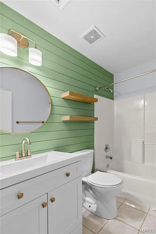 Hall bathroom — 2024 Belltower Drive, St Peters, MO 63376