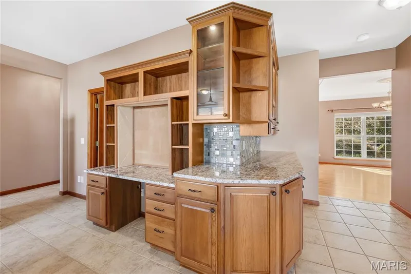 Planning desk and wrap around butler pantry — 28 Wolverton Court, St Charles, MO 63301