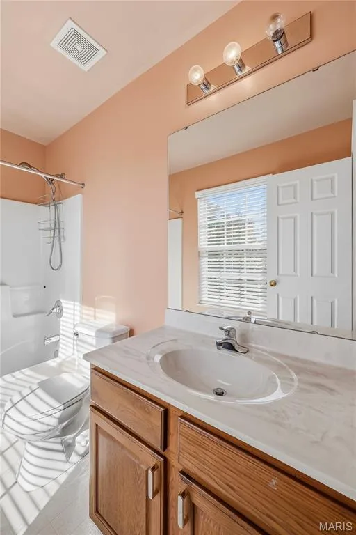 Upper level bathroom — 28 Wolverton Court, St Charles, MO 63301