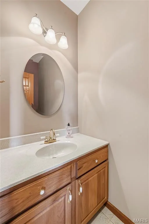 Powder room — 28 Wolverton Court, St Charles, MO 63301