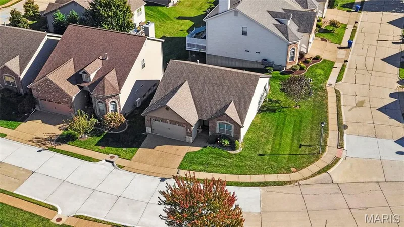106 Blue Water Drive, St Peters, MO 63366 — listing photo 4 of 37