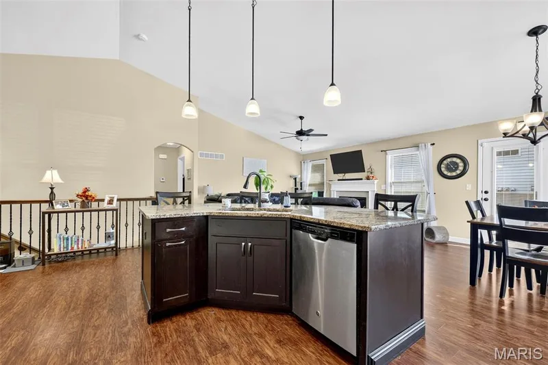 106 Blue Water Drive, St Peters, MO 63366 — listing photo 7 of 37