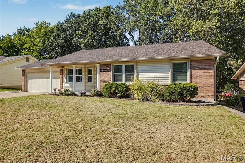 1607 Treetop Drive, St Charles, MO 63303 — listing photo 4 of 35