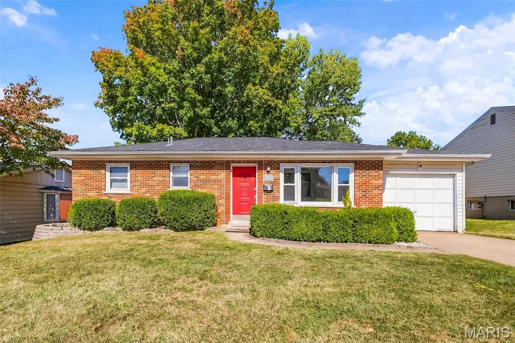 209 S Pam Avenue, St Charles, MO 63301 — listing photo 1 of 25