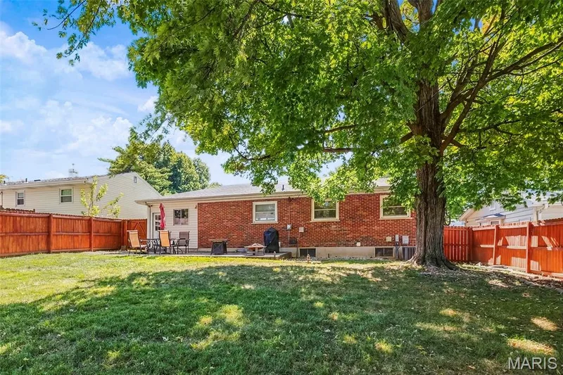 209 S Pam Avenue, St Charles, MO 63301 — listing photo 2 of 25