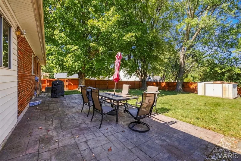209 S Pam Avenue, St Charles, MO 63301 — listing photo 3 of 25