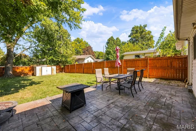 209 S Pam Avenue, St Charles, MO 63301 — listing photo 4 of 25