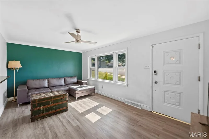 209 S Pam Avenue, St Charles, MO 63301 — listing photo 6 of 25