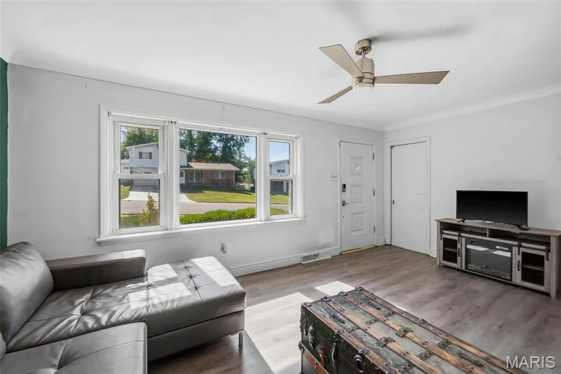 209 S Pam Avenue, St Charles, MO 63301 — listing photo 7 of 25