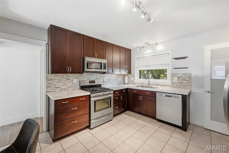 209 S Pam Avenue, St Charles, MO 63301 — listing photo 9 of 25