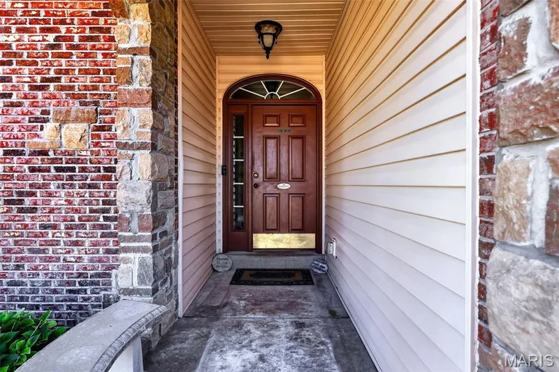 135 Blue Water Drive, St Charles, MO 63366 — listing photo 3 of 34