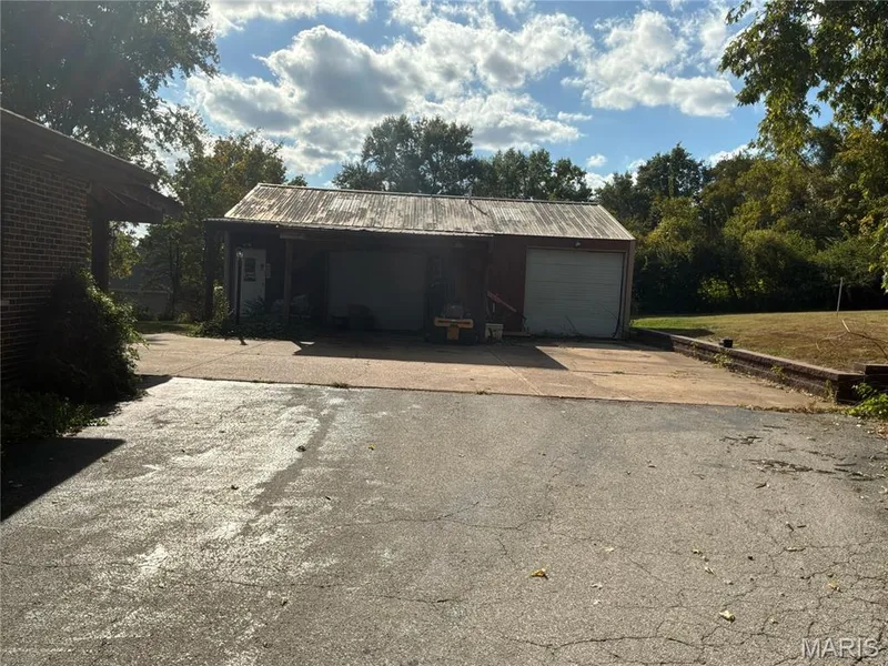 1435 & 1421 Schoettler Road, Chesterfield, MO 63017 — listing photo 3 of 5