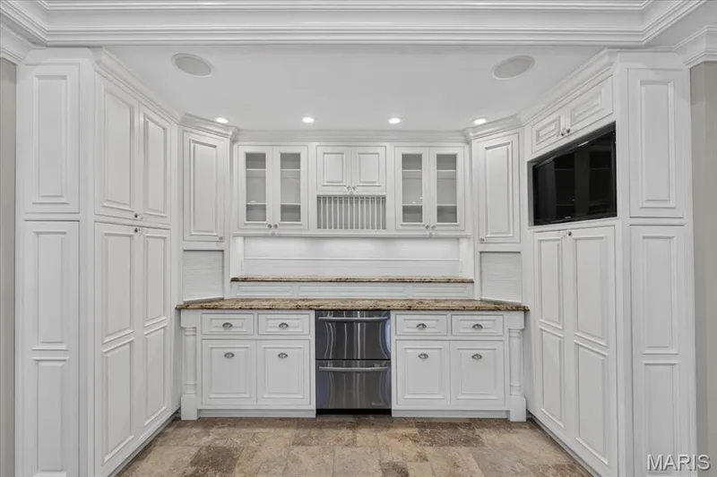Bar in kitchen — 2436 Indian Tree Run, Wildwood, MO 63038