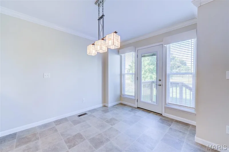 eat in kitchen — 501 Country Circle Drive, Lake St. Louis, MO 63367