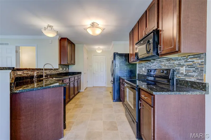 Beautiful cabinets with granite counter tops — 501 Country Circle Drive, Lake St. Louis, MO 63367