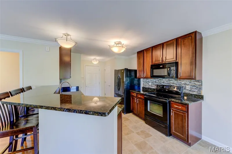 Breakfast bar — 501 Country Circle Drive, Lake St. Louis, MO 63367