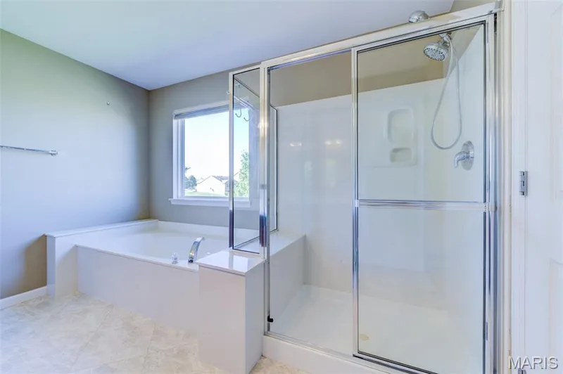 separate tub and shower — 501 Country Circle Drive, Lake St. Louis, MO 63367