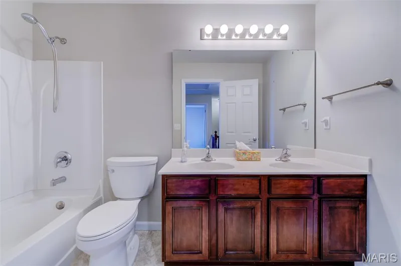 upper full bath with dual vanities — 501 Country Circle Drive, Lake St. Louis, MO 63367