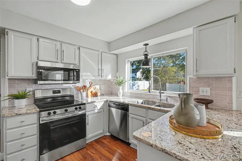 Brand new stainless steel appliances and granite countertops — 11 Castlio Court, St Charles, MO 63304