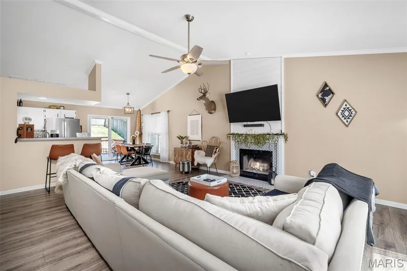 137 Hollow Creek Drive, St Peters, MO 63376 — listing photo 4 of 24