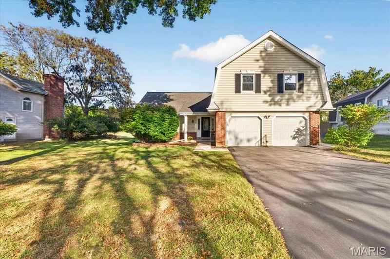 Welcome to 15056 Isleview Dr, Chesterfield, MO 63017. — 15056 Isleview Drive, Chesterfield, MO 63017