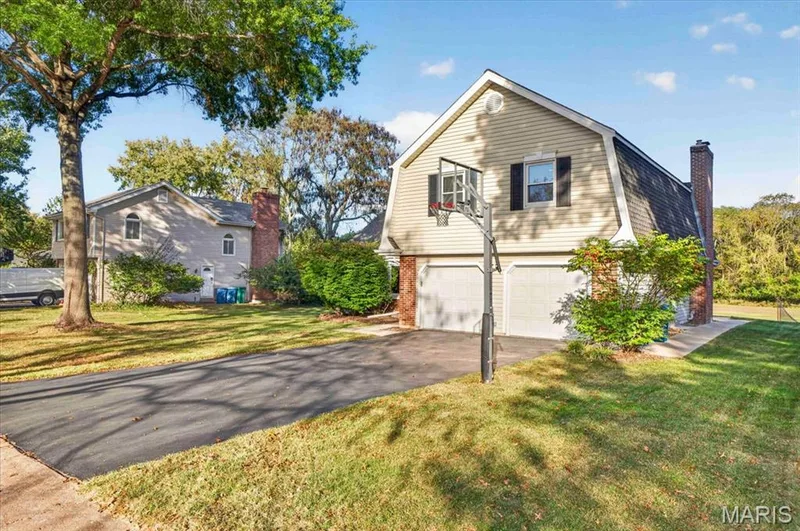 Comfortable and spacious living in Chesterfield’s Claymont Lake Estates. — 15056 Isleview Drive, Chesterfield, MO 63017