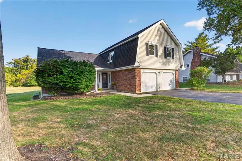 Spacious .246 acre lot with wooded common ground at the back of the property. — 15056 Isleview Drive, Chesterfield, MO 63017