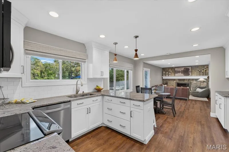 42-inch white cabinetry and and an over-the-sink window with backyard view. — 15056 Isleview Drive, Chesterfield, MO 63017