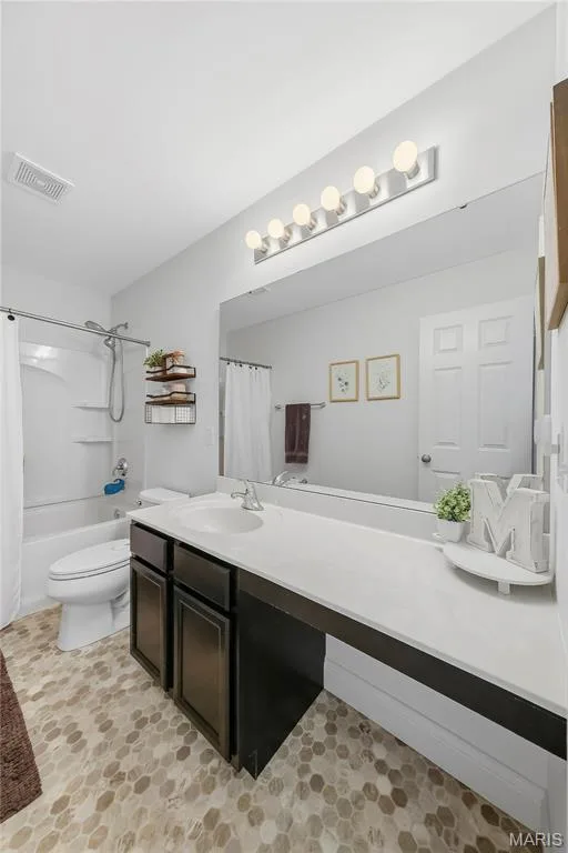 Hall Bathroom 2nd Floor — 524 Wilmer Hollow Lane, Wentzville, MO 63385