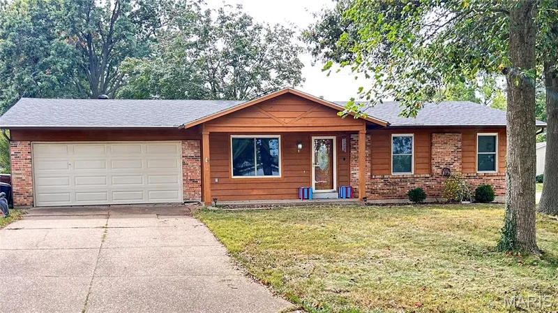 1 Mineral Drive, St Peters, MO β listing photo 1