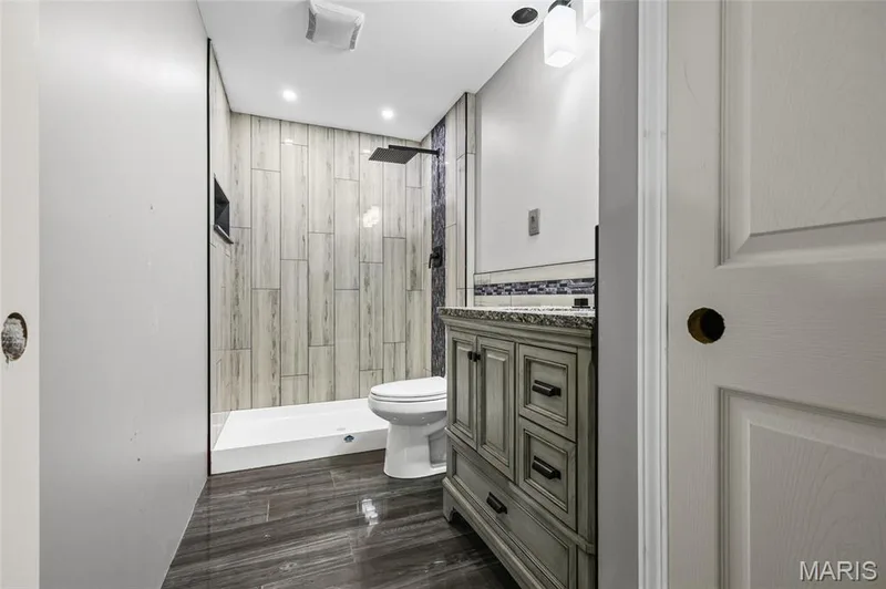 Lower-level full bath with walk-in tiled shower. — 510 Keeney Drive, St Charles, MO 63304