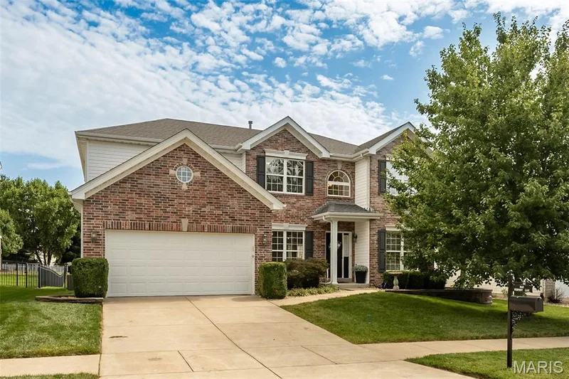 1048 Pierpoint Lane, St Charles, MO β listing photo 1
