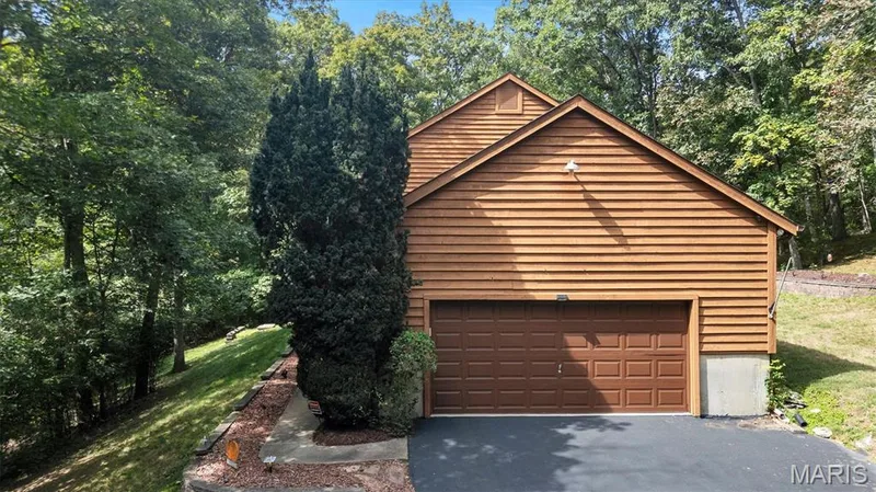 Side Car entry garage — 29 Rockwood Forest Valley, Wildwood, MO 63025
