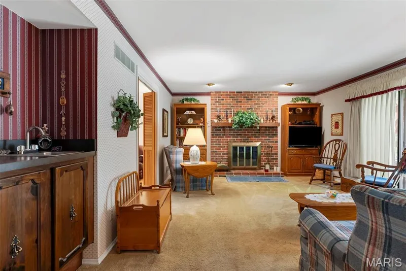 Large family room with Wet Bar — 29 Rockwood Forest Valley, Wildwood, MO 63025