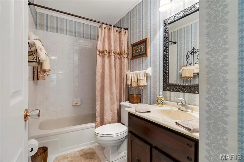 Upstairs Full Bath — 29 Rockwood Forest Valley, Wildwood, MO 63025