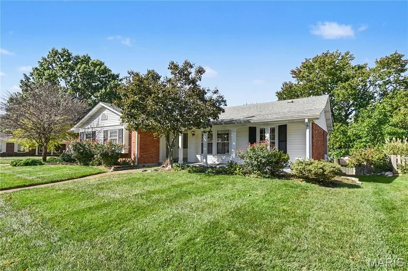 One-owner home, loving maintained! — 2311 Blue Hill Road, Chesterfield, MO 63017